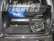 ГБО на Suzuki Grand Vitara  - Газовый баллон объемом 65 литров размещён в багажном отделении
