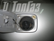 ГБО на Toyota Camry - Газовое заправочное устройство в лючок бензозаправочной горловины