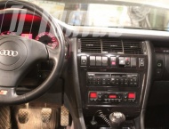 ГБО на Audi S8 - Кнопка индикации и переключения режимовработы расположена справа от кнопки аварийной сигнализации